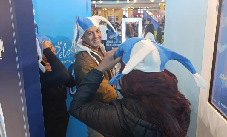 Participantes interactuando dentro de la cabina